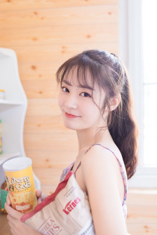 男生把女朋友抱住